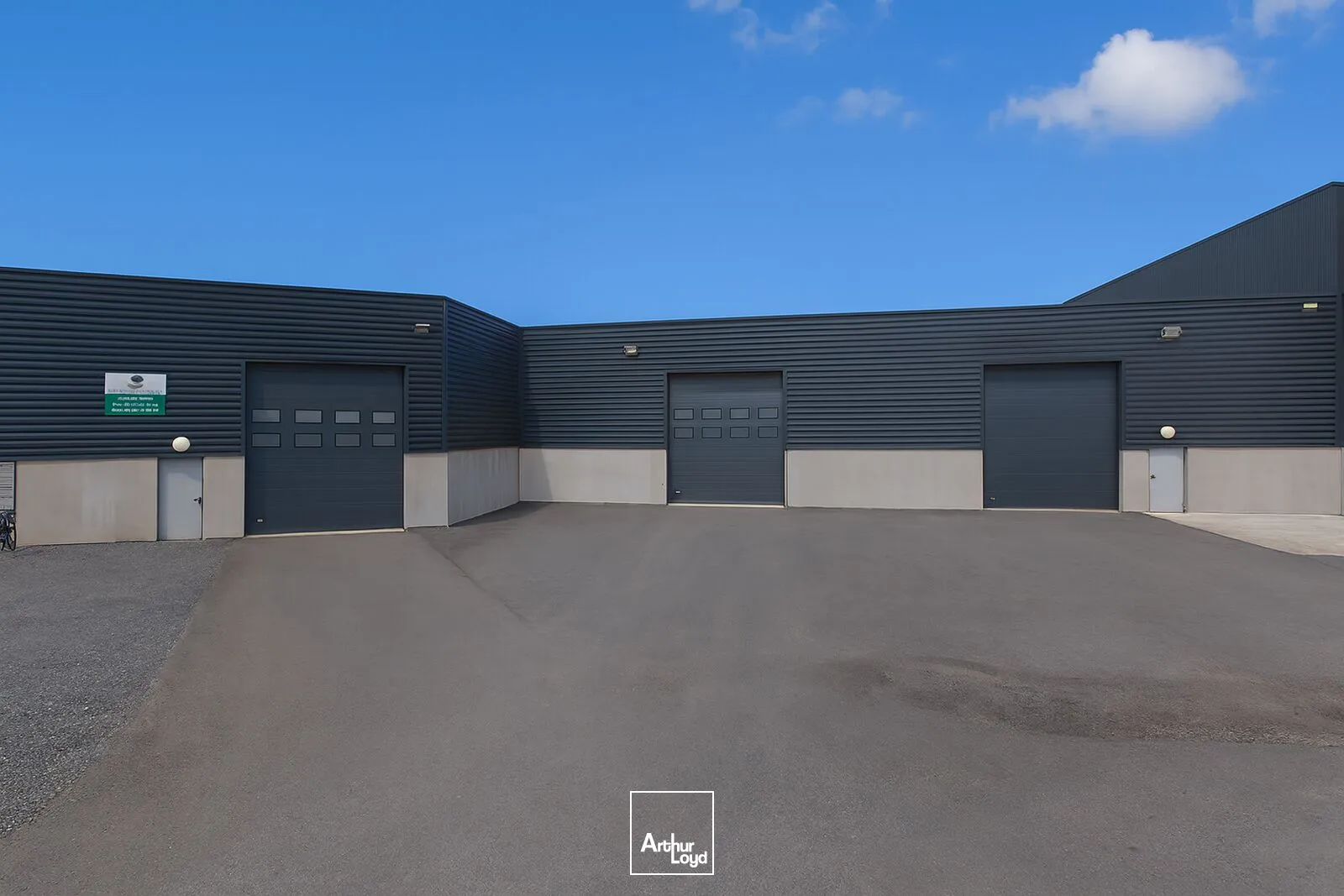 Entrepôt et Bureaux à louer avec visibilité autoroutière à proximité de Valenciennes .