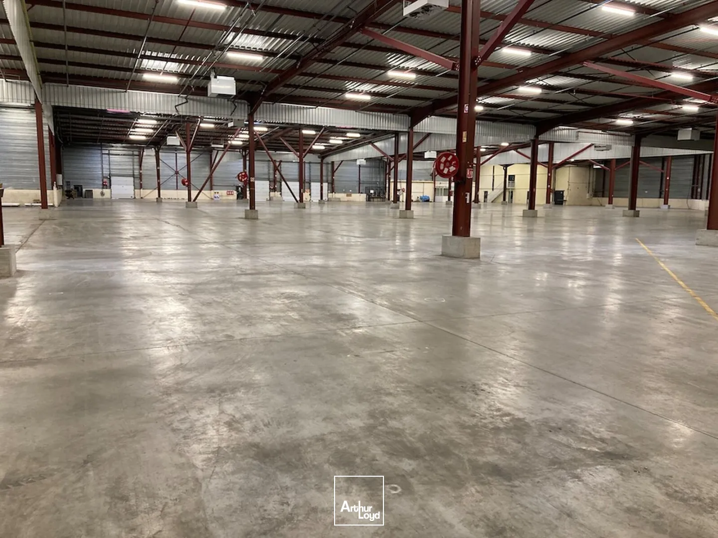 À LOUER : Local d'activité de 7&nbsp;830 m² + 2 options possibles de bureaux, ZI de Stélytec à Sint-Chamond