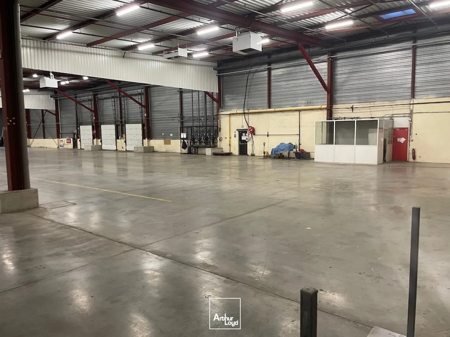 À LOUER : Local d'activité de 7&nbsp;830 m² + 2 options possibles de bureaux, ZI de Stélytec à Sint-Chamond