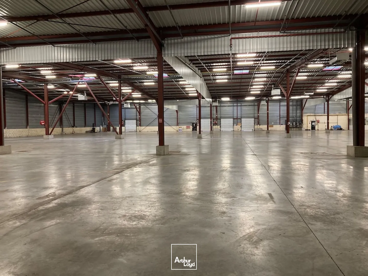 À LOUER : Local d'activité de 7&nbsp;830 m² + 2 options possibles de bureaux, ZI de Stélytec à Sint-Chamond