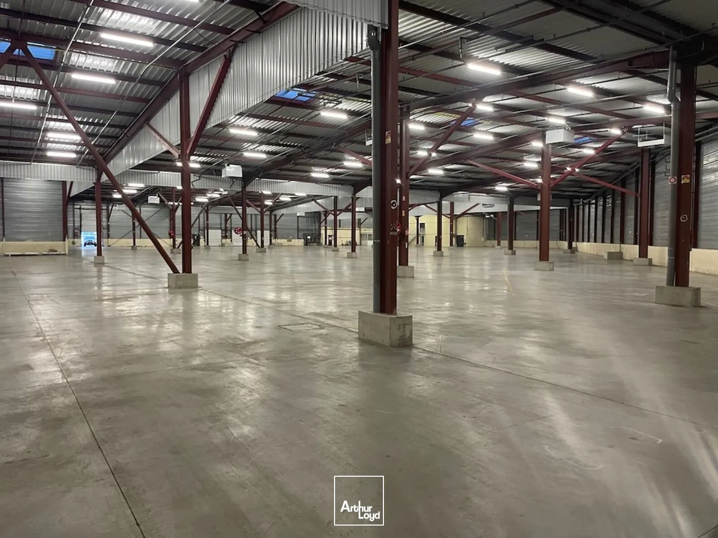 À LOUER : Local d'activité de 7&nbsp;830 m² + 2 options possibles de bureaux, ZI de Stélytec à Sint-Chamond