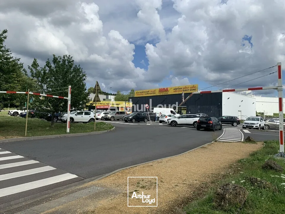 LOCAL COMMERCIAL à LOUER de 576 m²