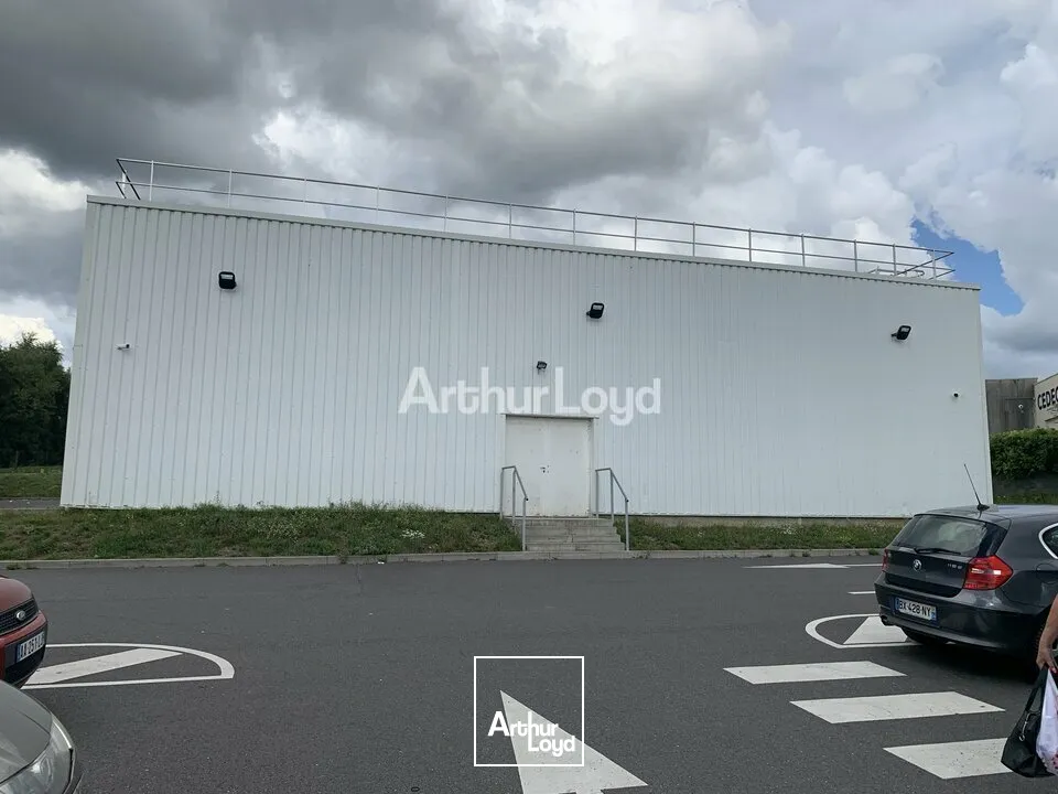 LOCAL COMMERCIAL à LOUER de 576 m²