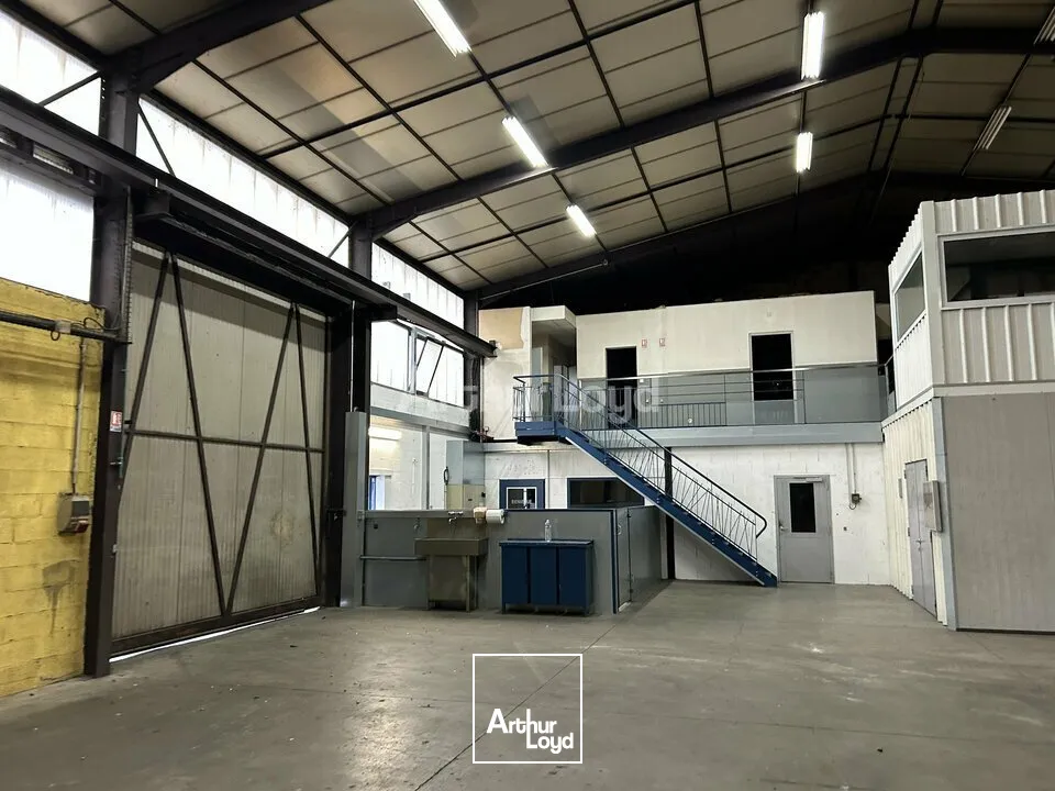 LOCAL D'ACTIVITE - ENTREPOT à LOUER de 848 m²