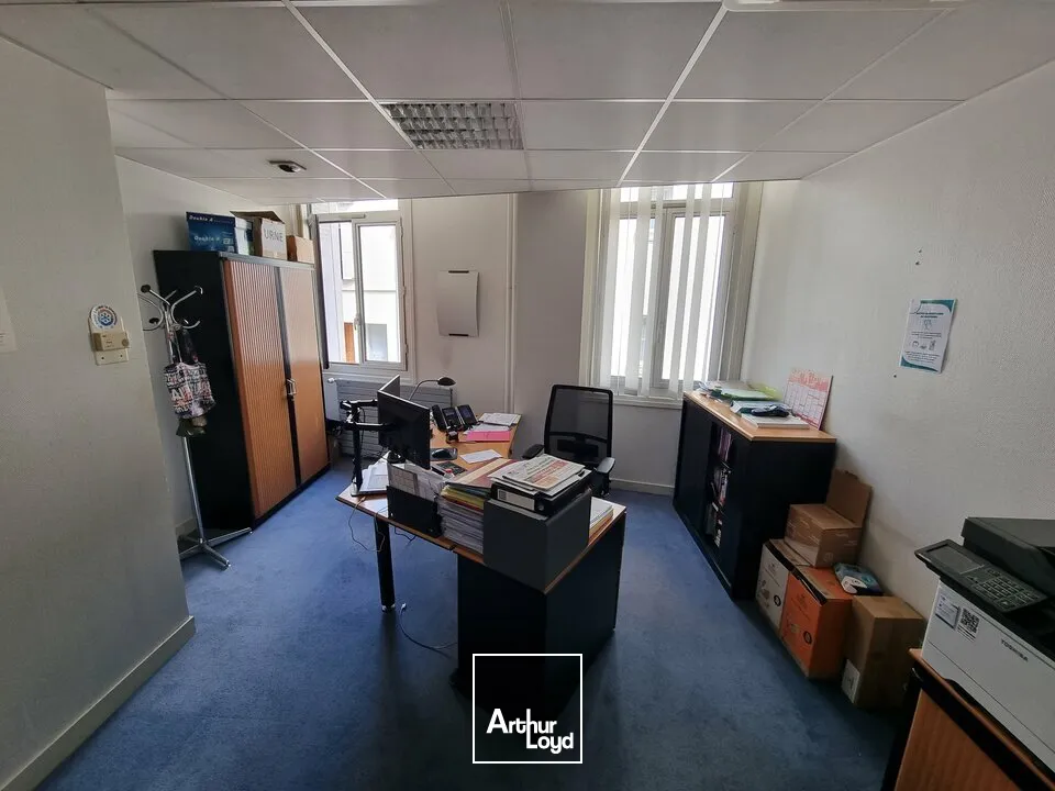 BUREAUX À VENDRE  CENTRE-VILLE, À CÔTÉ DE LA PLACE DE LA BRÈCHE