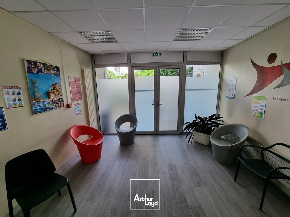 BUREAUX À VENDRE  CENTRE-VILLE, À CÔTÉ DE LA PLACE DE LA BRÈCHE