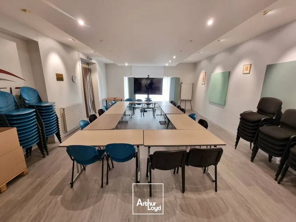 BUREAUX À VENDRE  CENTRE-VILLE, À CÔTÉ DE LA PLACE DE LA BRÈCHE