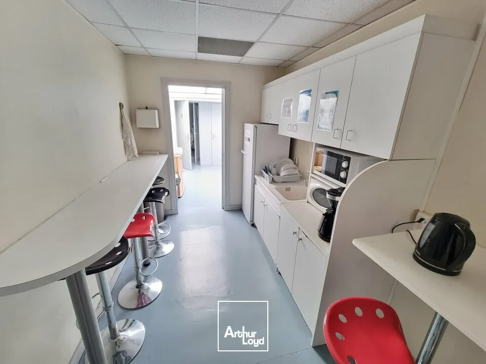 BUREAUX À VENDRE  CENTRE-VILLE, À CÔTÉ DE LA PLACE DE LA BRÈCHE