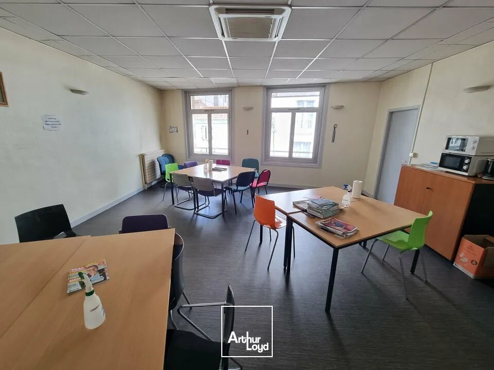 BUREAUX À VENDRE  CENTRE-VILLE, À CÔTÉ DE LA PLACE DE LA BRÈCHE