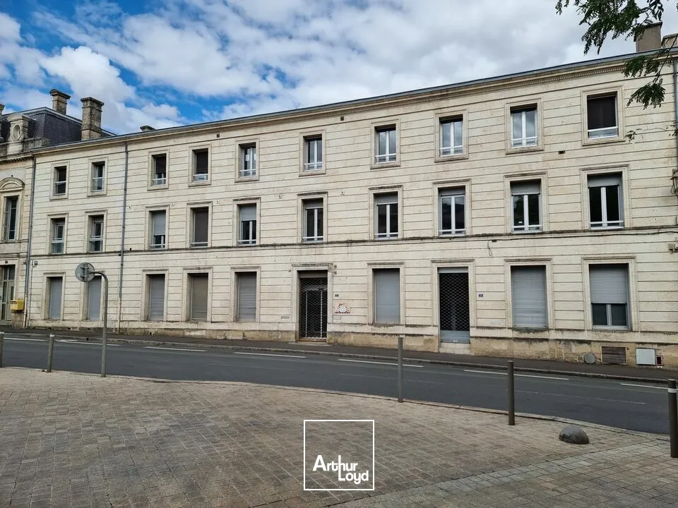 BUREAUX À VENDRE  CENTRE-VILLE, À CÔTÉ DE LA PLACE DE LA BRÈCHE