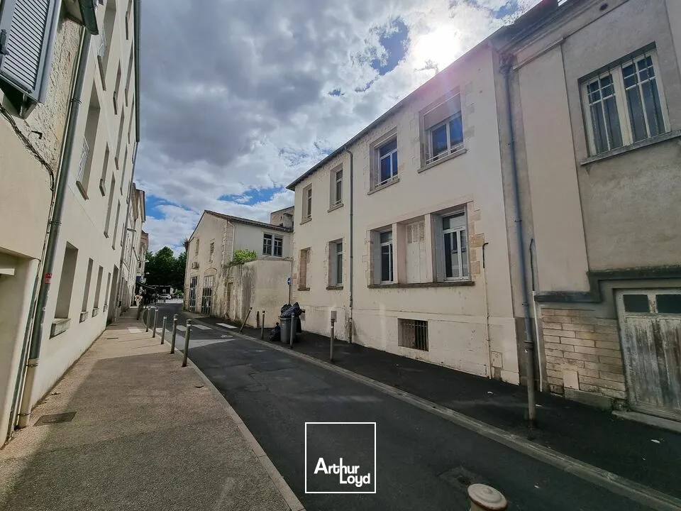 BUREAUX À VENDRE  CENTRE-VILLE, À CÔTÉ DE LA PLACE DE LA BRÈCHE