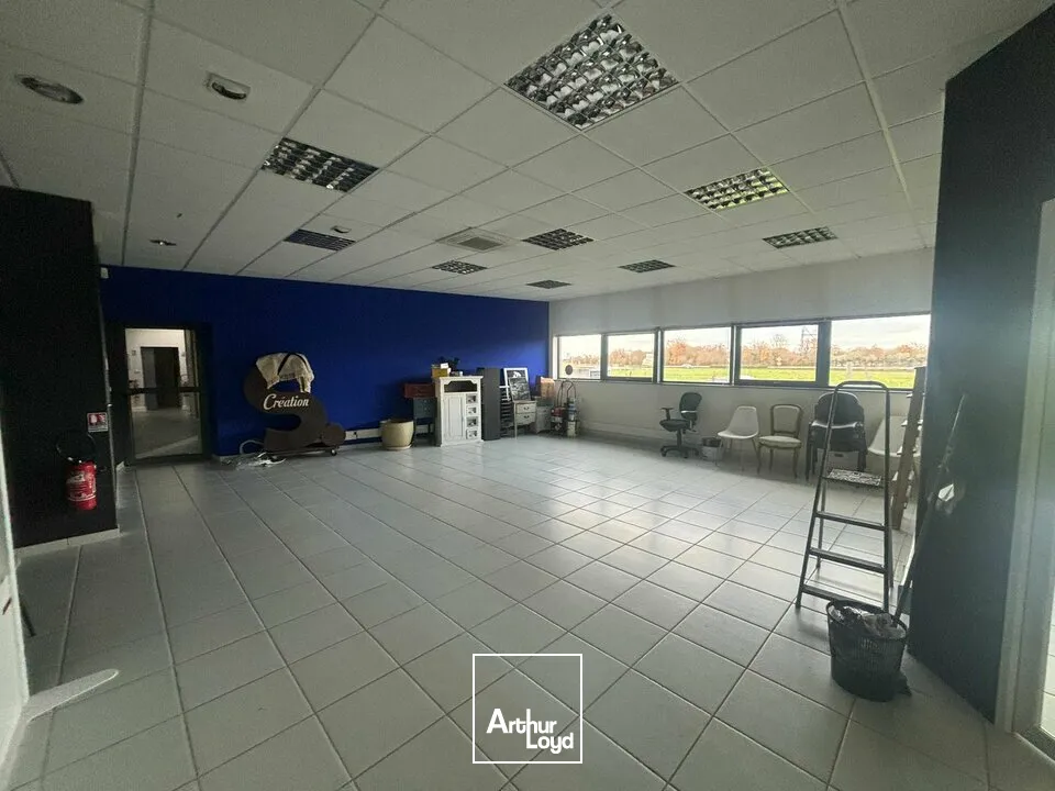 À LOUER  Bureaux lumineux de 900 m² divisibles  Visibilité exceptionnelle sur 2x2 voies Nantes / La Roche-sur-Yon