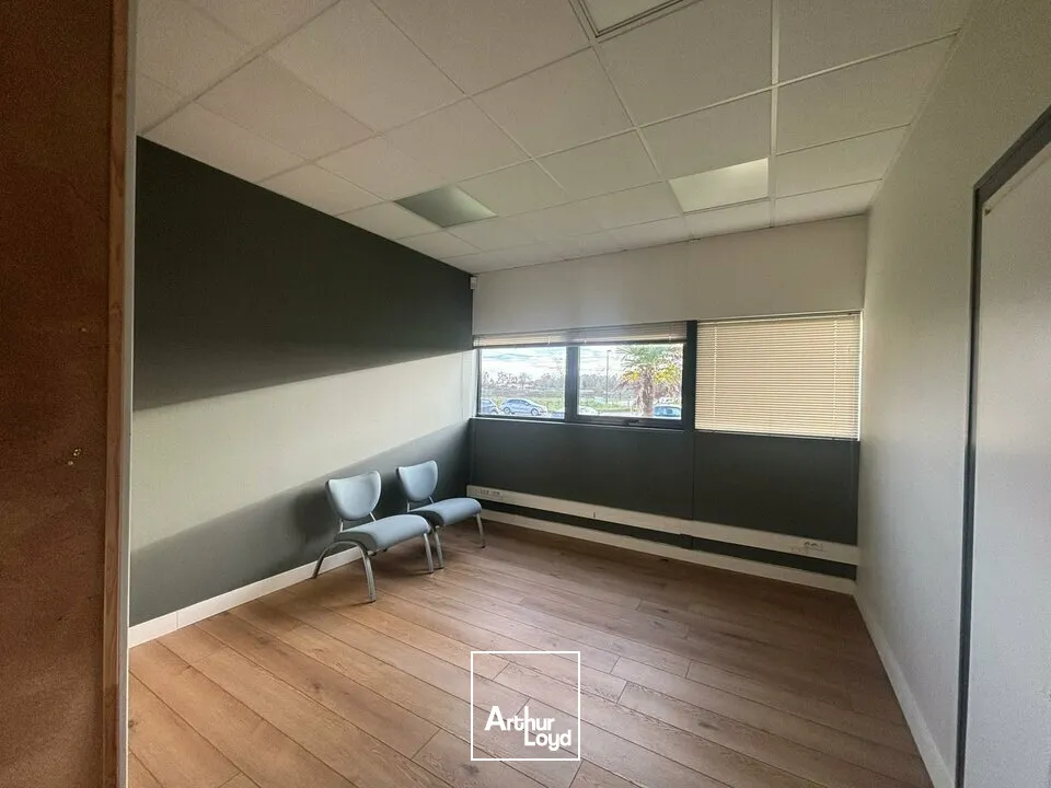 À LOUER  Bureaux lumineux de 900 m² divisibles  Visibilité exceptionnelle sur 2x2 voies Nantes / La Roche-sur-Yon