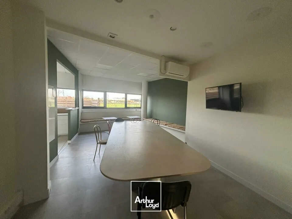 À LOUER  Bureaux lumineux de 900 m² divisibles  Visibilité exceptionnelle sur 2x2 voies Nantes / La Roche-sur-Yon