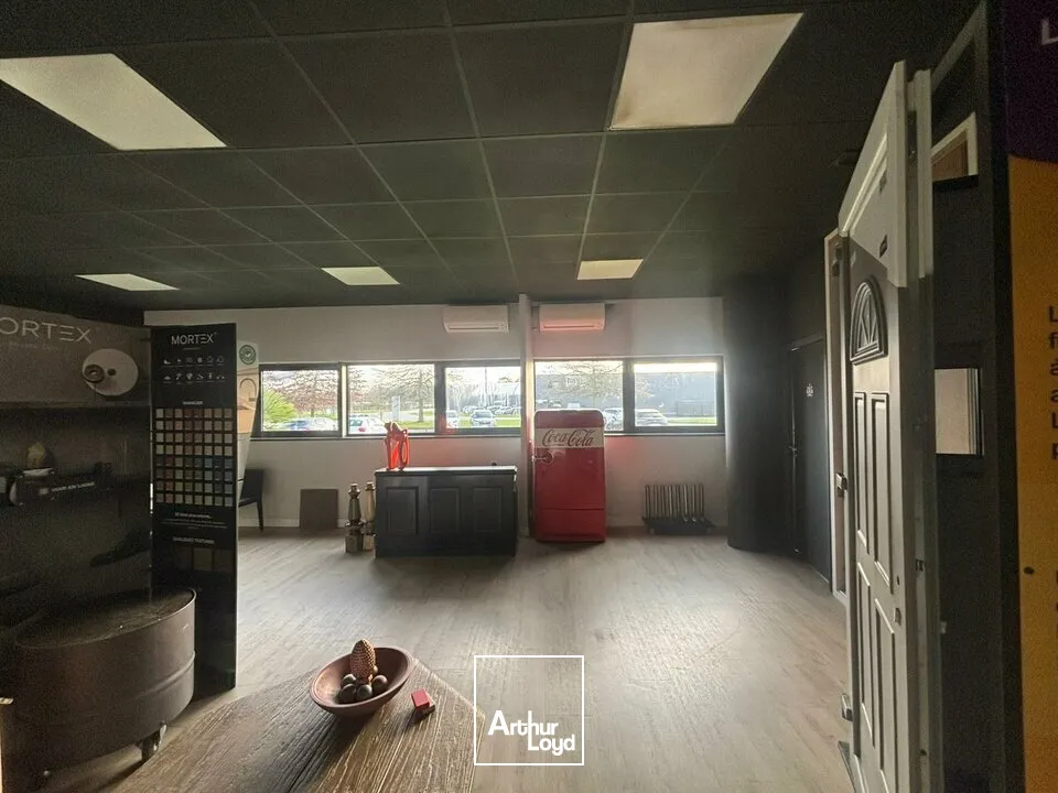 À LOUER  Bureaux lumineux de 900 m² divisibles  Visibilité exceptionnelle sur 2x2 voies Nantes / La Roche-sur-Yon