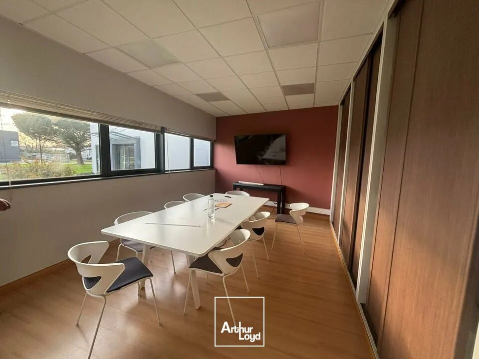 À LOUER  Bureaux lumineux de 900 m² divisibles  Visibilité exceptionnelle sur 2x2 voies Nantes / La Roche-sur-Yon
