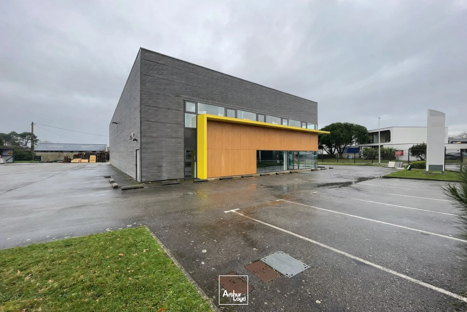 A LOUER - LOCAL D'ACTIVITE DE 575 M² - ZA DU PRAT VANNES