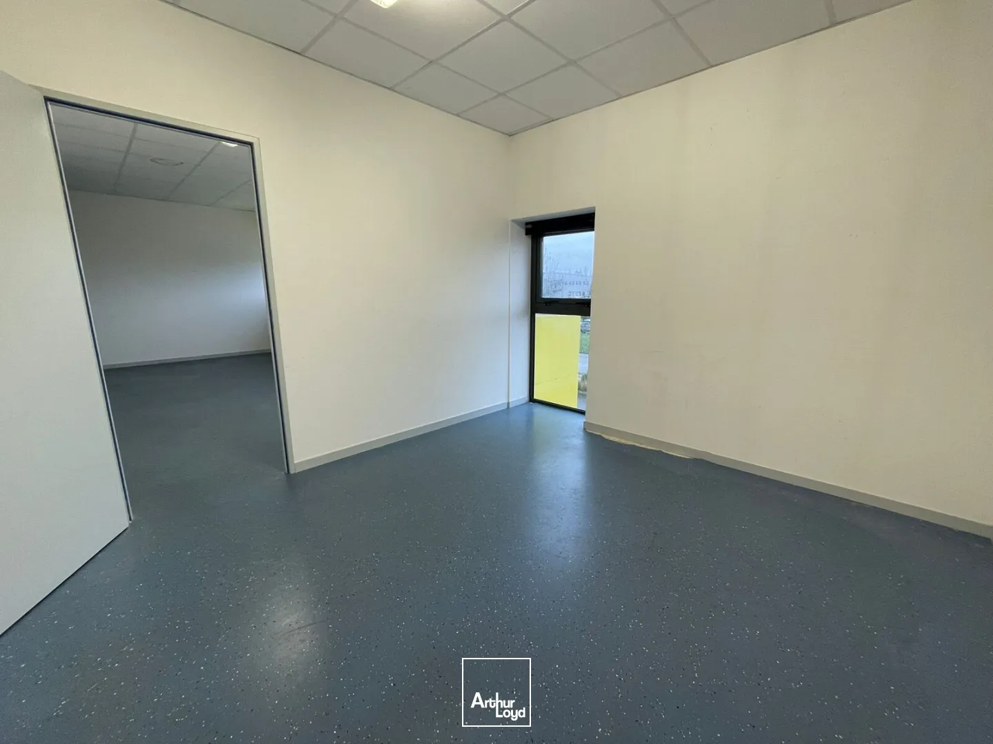 A LOUER - LOCAL D'ACTIVITE DE 575 M² - ZA DU PRAT VANNES