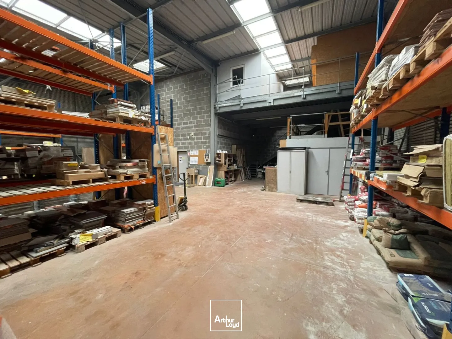 A LOUER - LOCAL D'ACTIVITE DE 575 M² - ZA DU PRAT VANNES