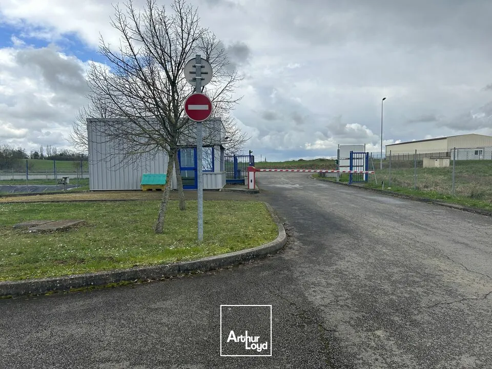 ENTREPOT - ATELIER à LOUER de 11215 m²