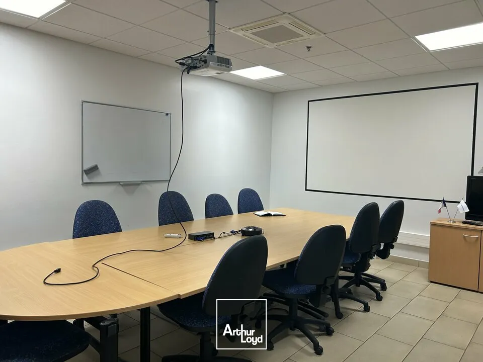 ENTREPOT - ATELIER à LOUER de 11215 m²