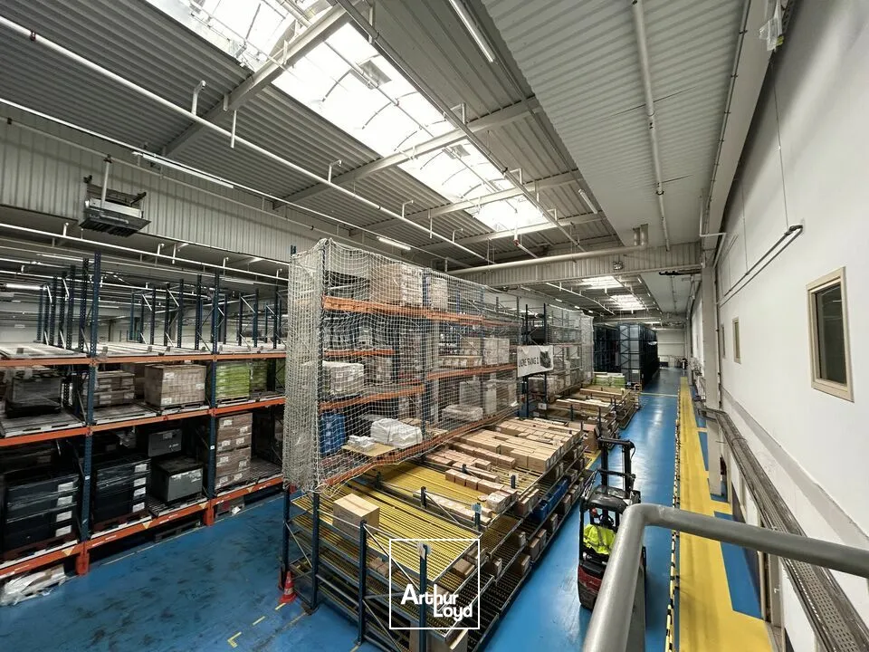 ENTREPOT - ATELIER à LOUER de 11215 m²