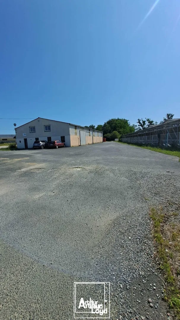 Bâtiment / local d'activité - Brive ouest / Zone de l'aérodrome - Grande cour 