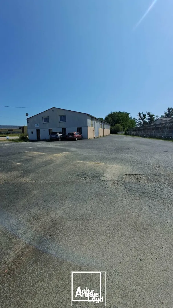 Bâtiment / local d'activité - Brive ouest / Zone de l'aérodrome - Grande cour 