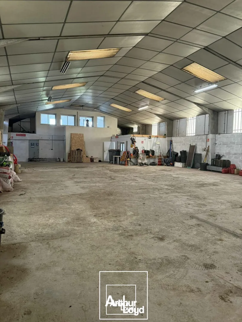 Bâtiment / local d'activité - Brive ouest / Zone de l'aérodrome - Grande cour 