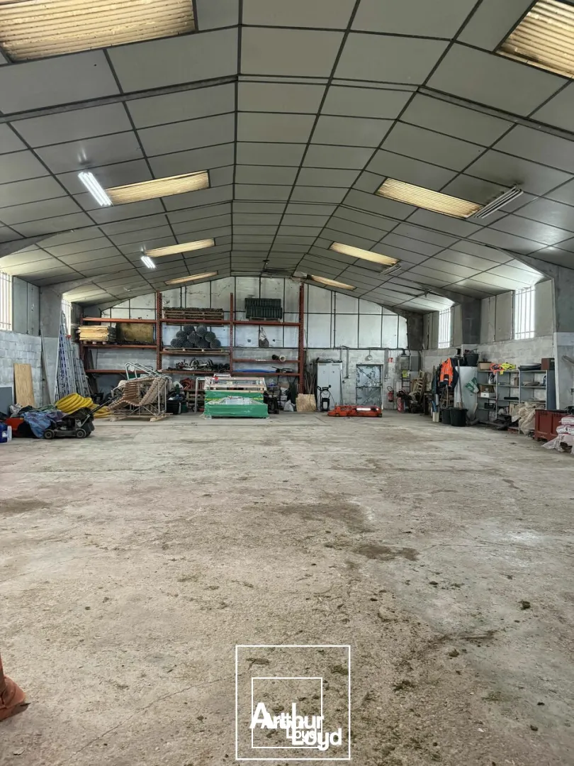 Bâtiment / local d'activité - Brive ouest / Zone de l'aérodrome - Grande cour 