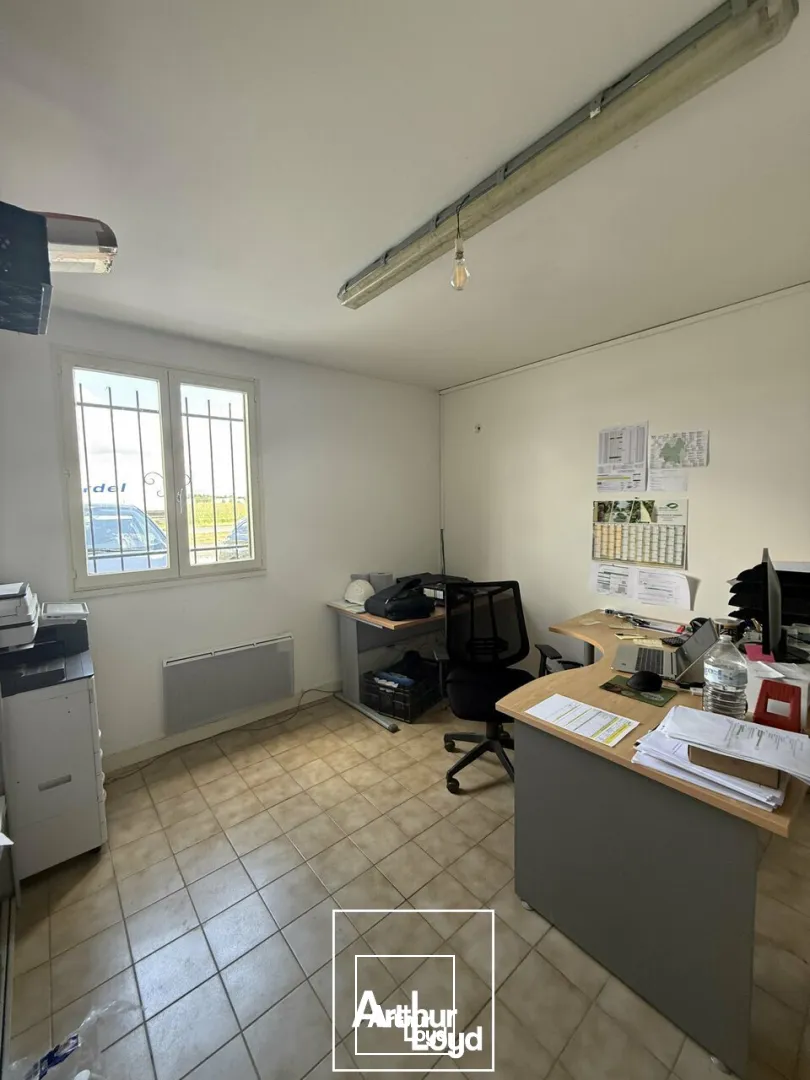 Bâtiment / local d'activité - Brive ouest / Zone de l'aérodrome - Grande cour 