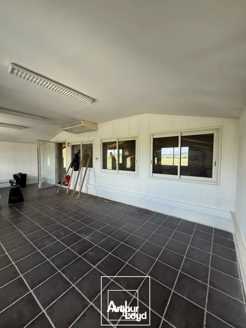 Bâtiment / local d'activité - Brive ouest / Zone de l'aérodrome - Grande cour 