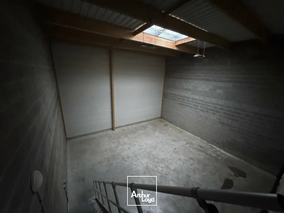 TOURS EST LA VILLE-AUX-DAMES - A LOUER LOCAL D'ACTIVITES DE 200 M² - 3 PARKINGS