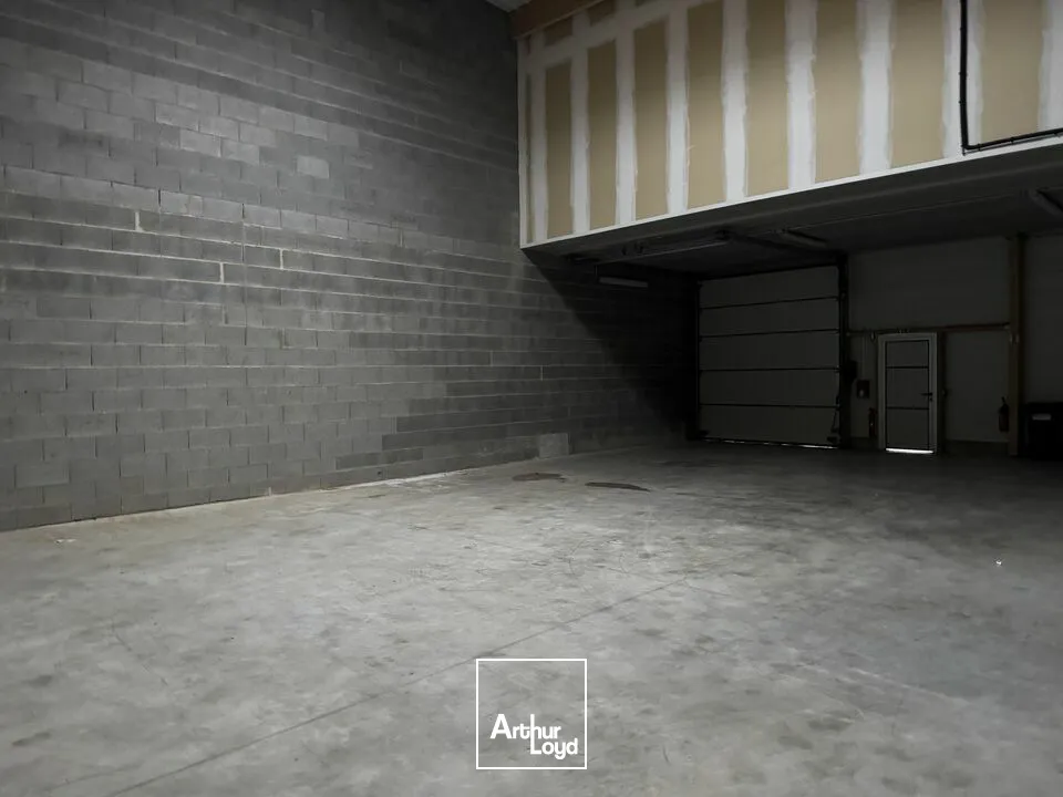 TOURS EST LA VILLE-AUX-DAMES - A LOUER LOCAL D'ACTIVITES DE 200 M² - 3 PARKINGS