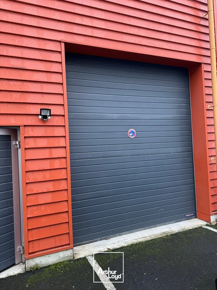 TOURS EST LA VILLE-AUX-DAMES - A LOUER LOCAL D'ACTIVITES DE 200 M² - 3 PARKINGS