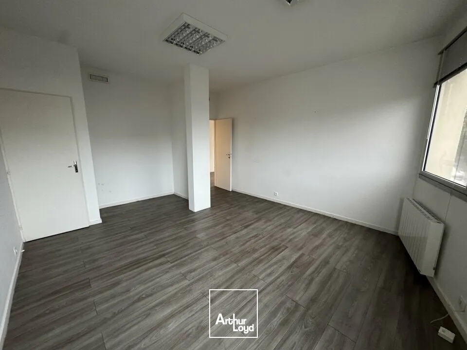 TOURS SUD SAINT-AVERTIN - A LOUER BUREAUX DE 48 M2 PARKINGS - LES GRANGES GALAND A10