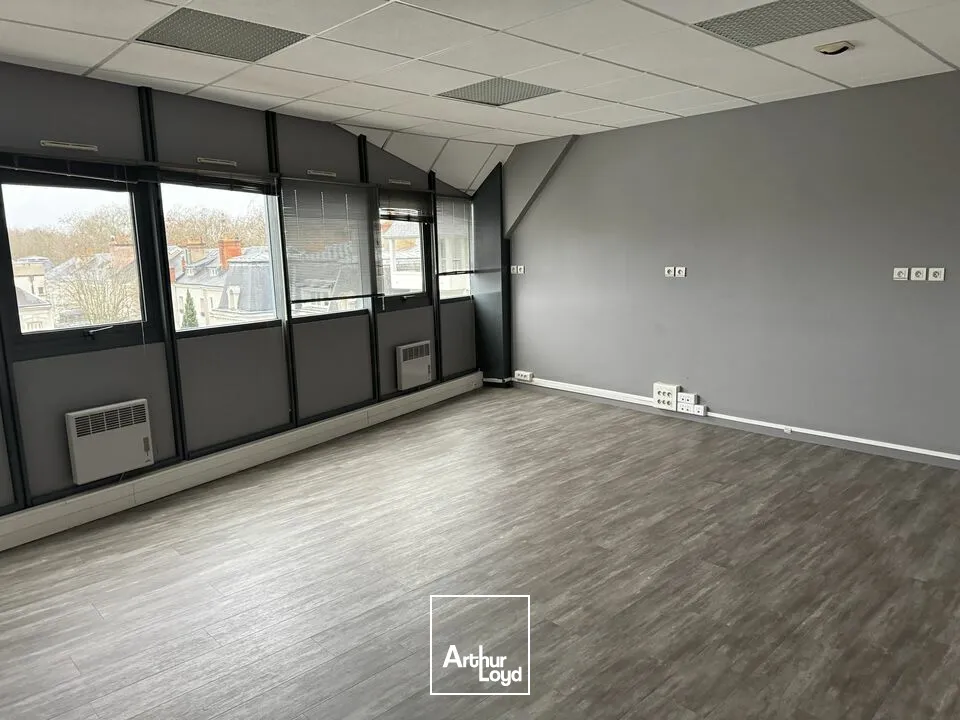 TOURS HYPER CENTRE JEAN JAURES - A VENDRE BUREAUX DE 77 M² 2 PARKINGS