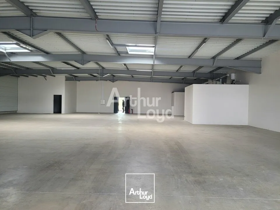 A VENDRE - Local d'activité de 566 m² + 118m2 de bureaux - Secteur Alpespace