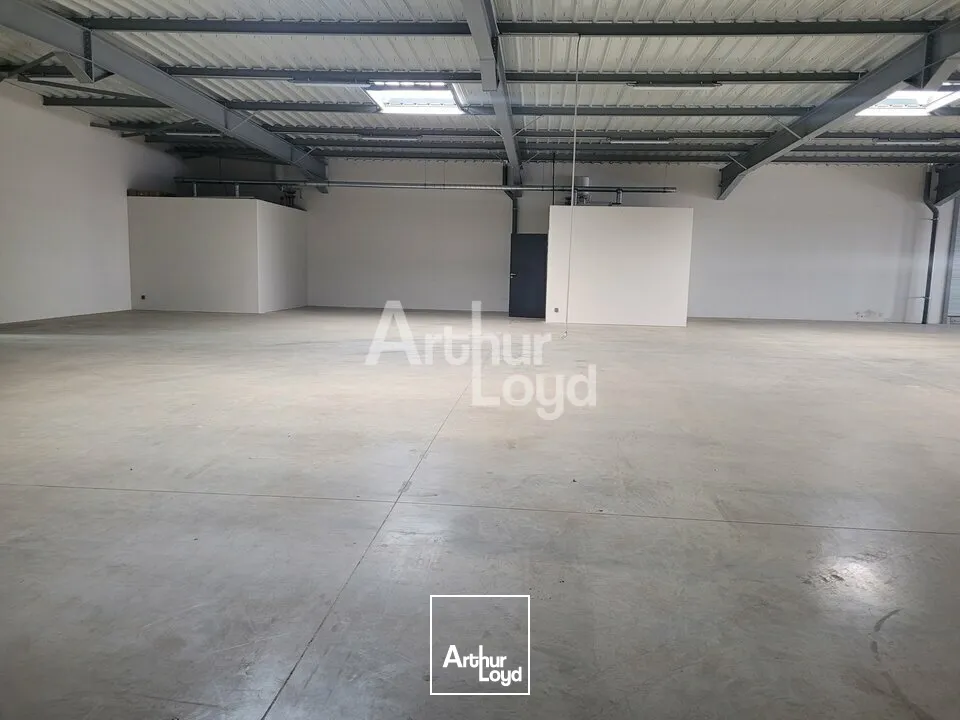 A VENDRE - Local d'activité de 566 m² + 118m2 de bureaux - Secteur Alpespace