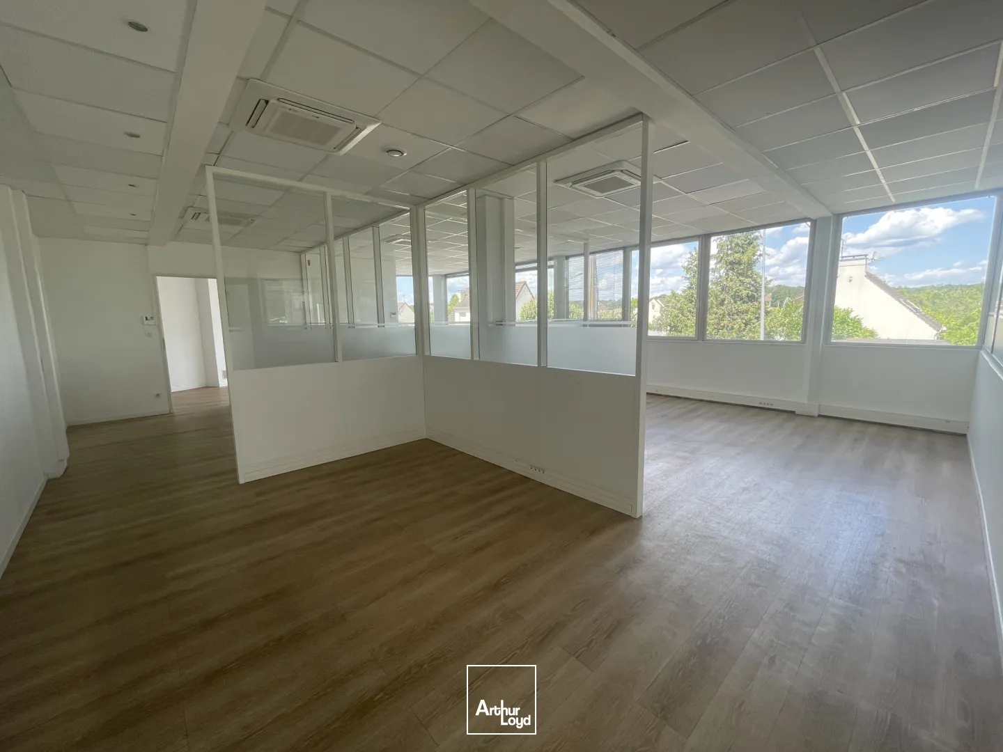 164 m2 de Bureaux à louer - Chaumontel proche gare 