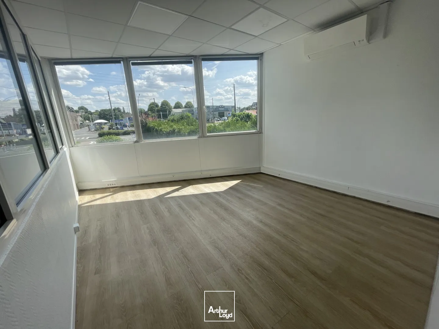 164 m2 de Bureaux à louer - Chaumontel proche gare 