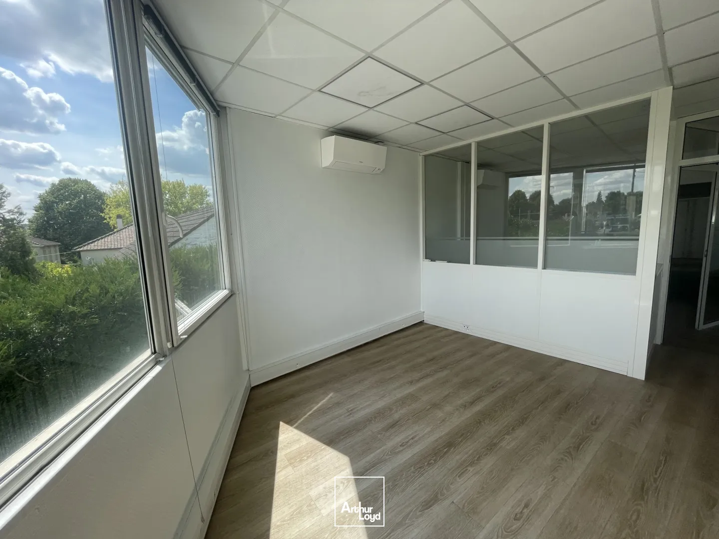 164 m2 de Bureaux à louer - Chaumontel proche gare 