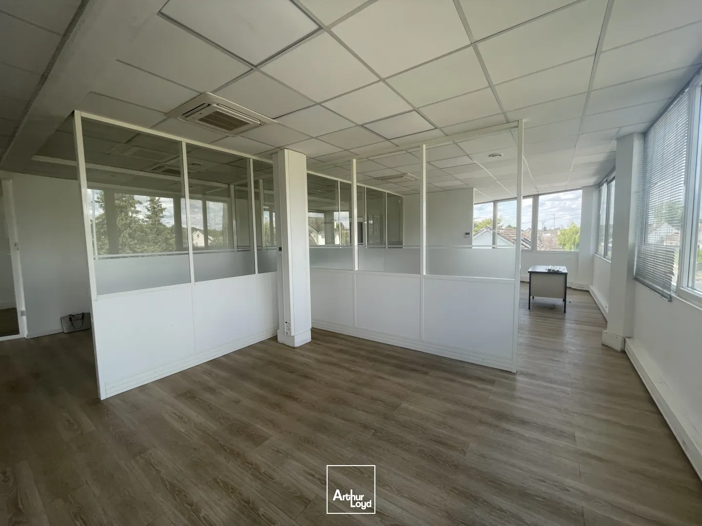 164 m2 de Bureaux à louer - Chaumontel proche gare 