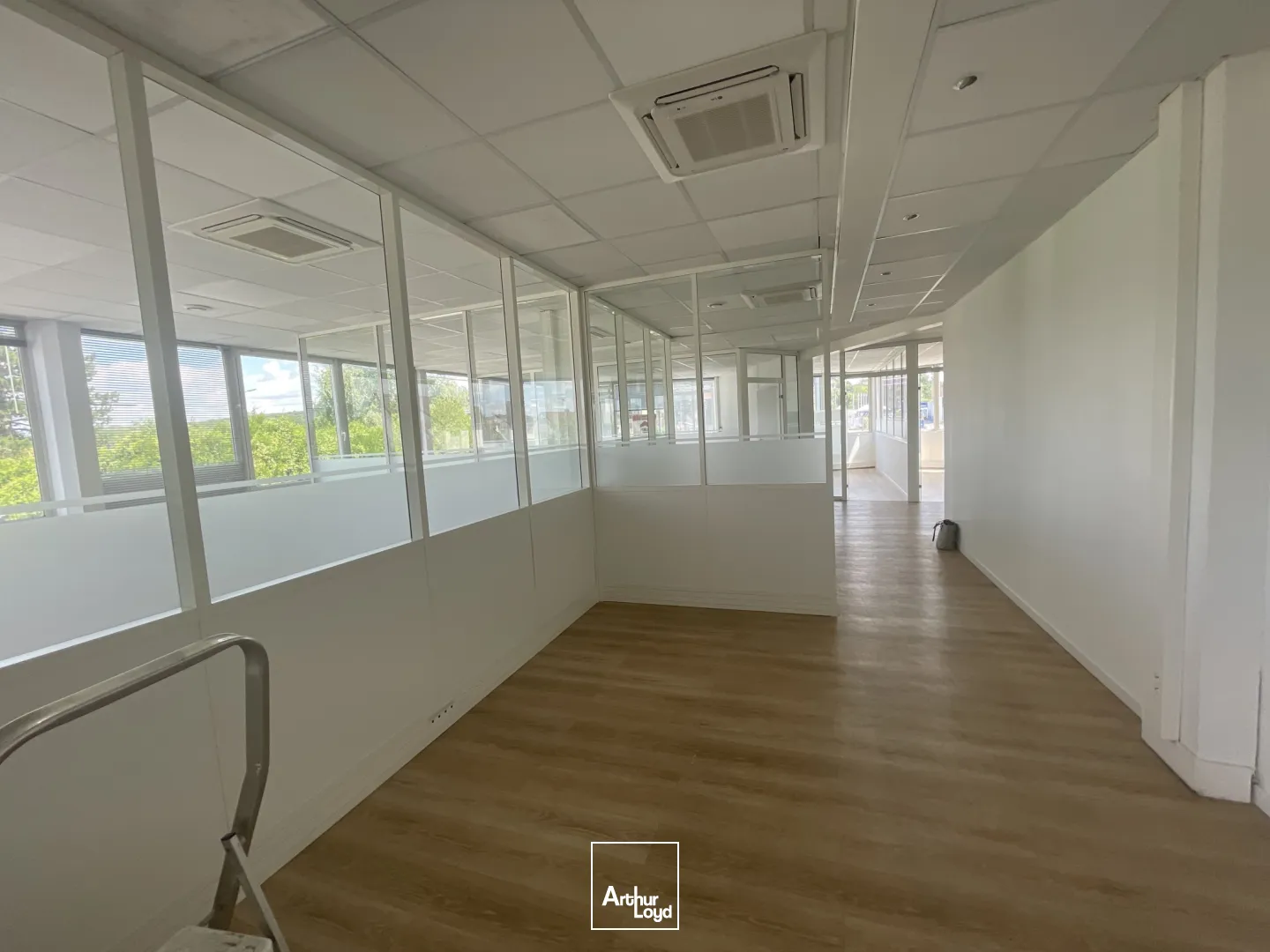 164 m2 de Bureaux à louer - Chaumontel proche gare 