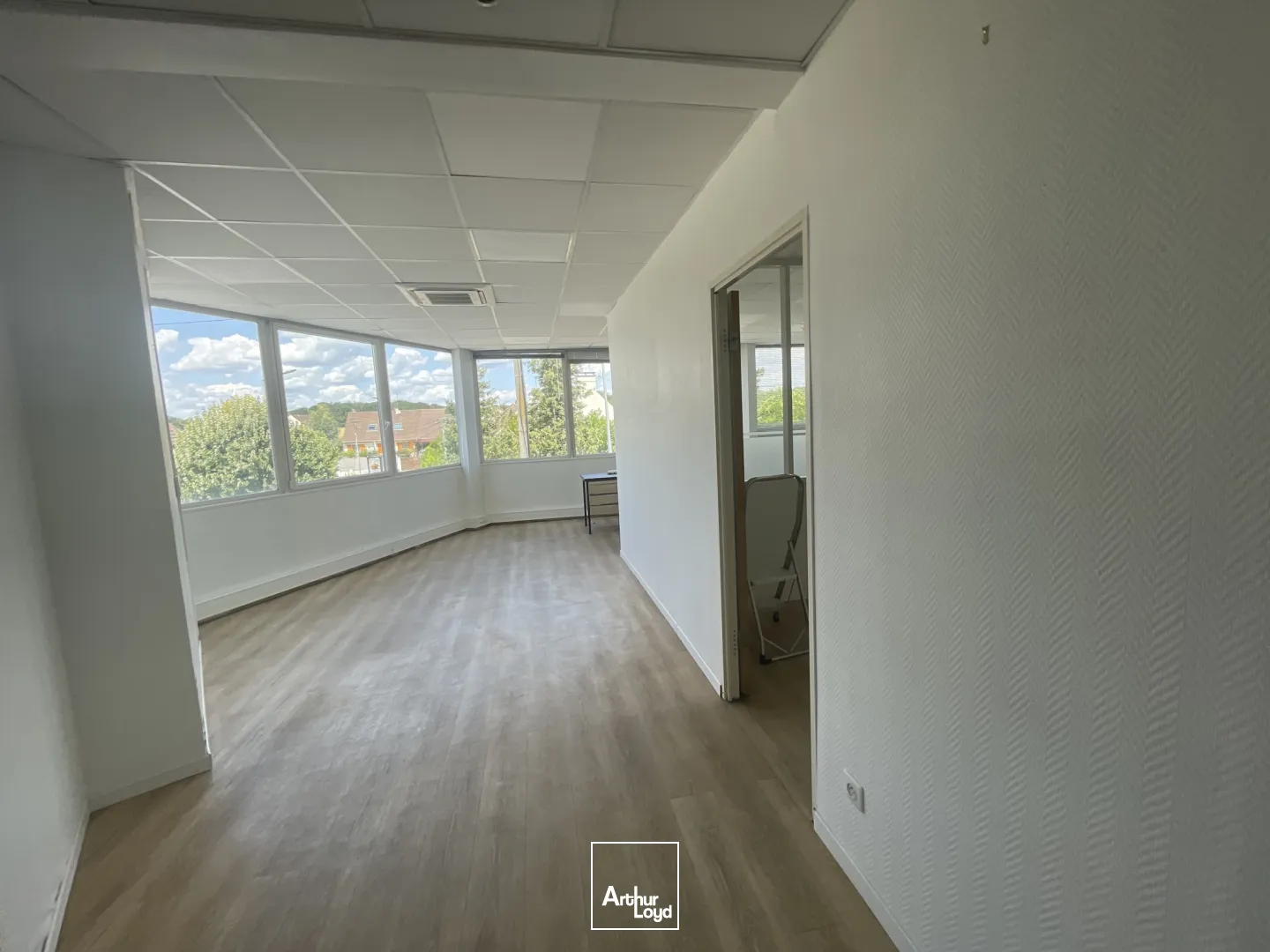 164 m2 de Bureaux à louer - Chaumontel proche gare 