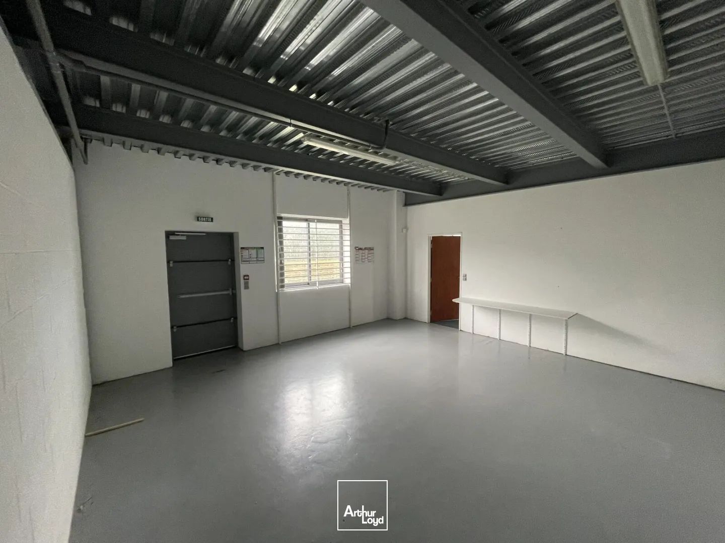 Bureaux d'environ 60m2 avec local d'activité d'environ 100m2 à louer