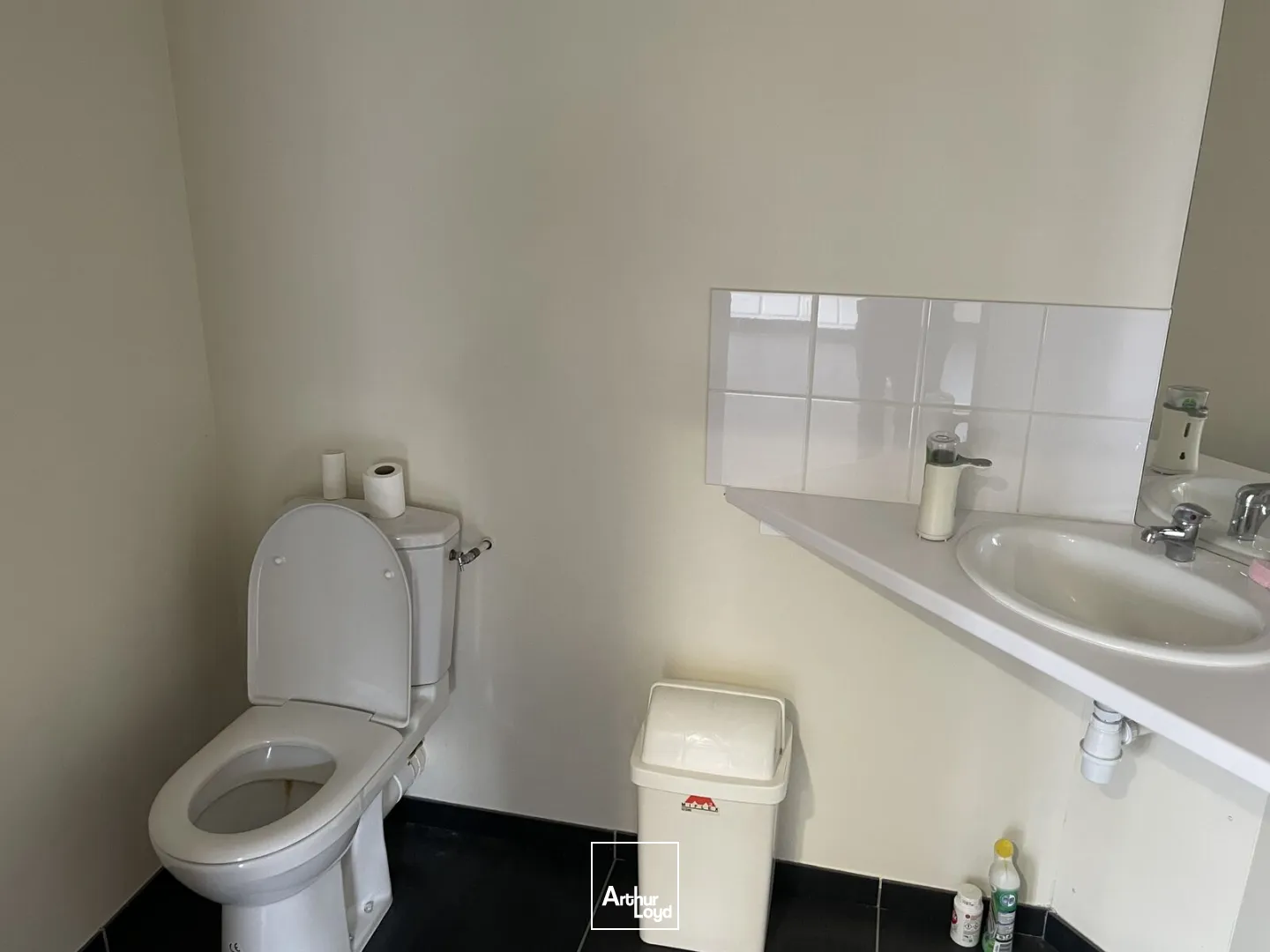 Bureaux d'environ 60m2 avec local d'activité d'environ 100m2 à louer