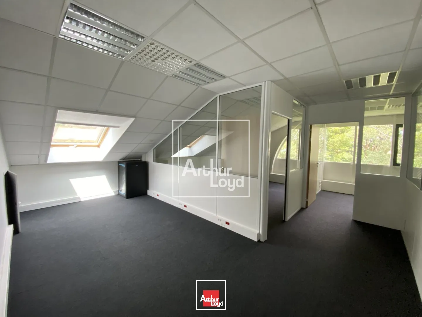 A LOUER BUREAUX EYBENS PARC ARBORE PROCHE TRAM ET COMMODITES