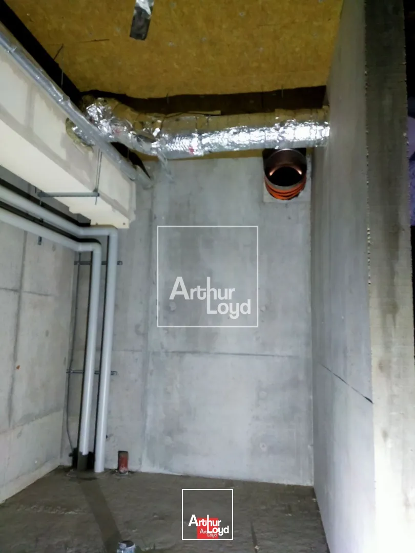 LOCAL COMMERCIAL 235 M² A LOUER BRUT DE BETON PONT DE CLAIX TERRASSE