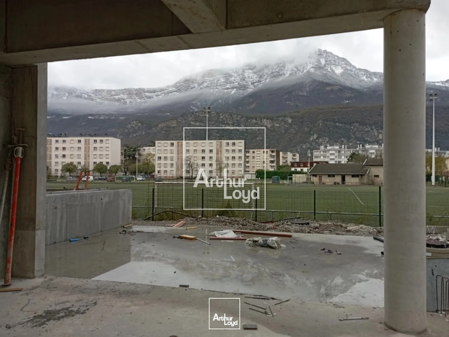 LOCAL COMMERCIAL 235 M² A LOUER BRUT DE BETON PONT DE CLAIX TERRASSE